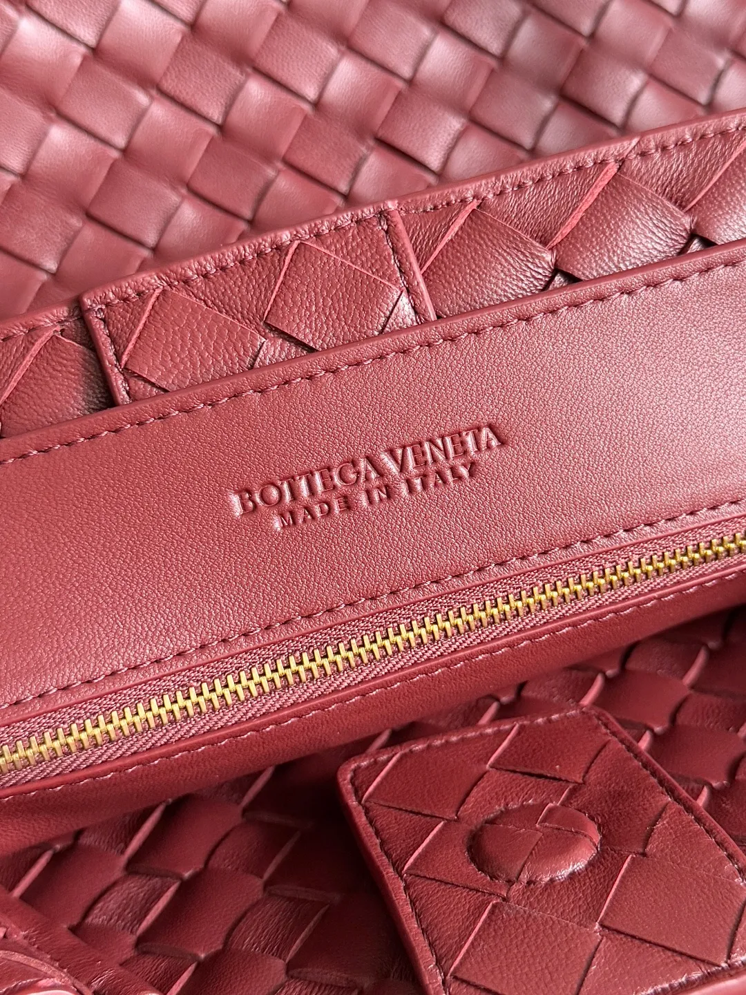 Batch 3760 Recently, the same style of bag that celebrities love is both high-end and practical. Michelle Yeoh, Kim Namjoon, Jing Boran, Tong Liya, Sun Qian, Wu Qianyu, Du Juan, Ma Yili and Bai Baihe are all carrying Bottega Veneta summer series Andiamo handbags. Andiamo has a simple structure and rounded lines. The whole piece is made of Nappa leather. It is comfortable, soft and dynamic. It adds interest to daily life and can be easily matched with various styles. Andiamo handbags are available in three sizes: small, medium and large. There are many colors to choose from, which can meet different needs. You can really carry it whether it is daily or attending events. Style number: 743575 Size: 45*22*34cm
